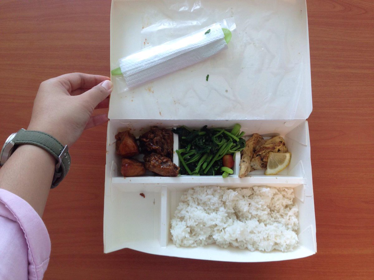 lhie28's tweet photo. Lunch box pertama dr @BerryKitchen . Cocacola chicken nya enak. Gak doyan sayur tp bayemnya enak π #berrykitchen http://t.co/34cwygoMlB