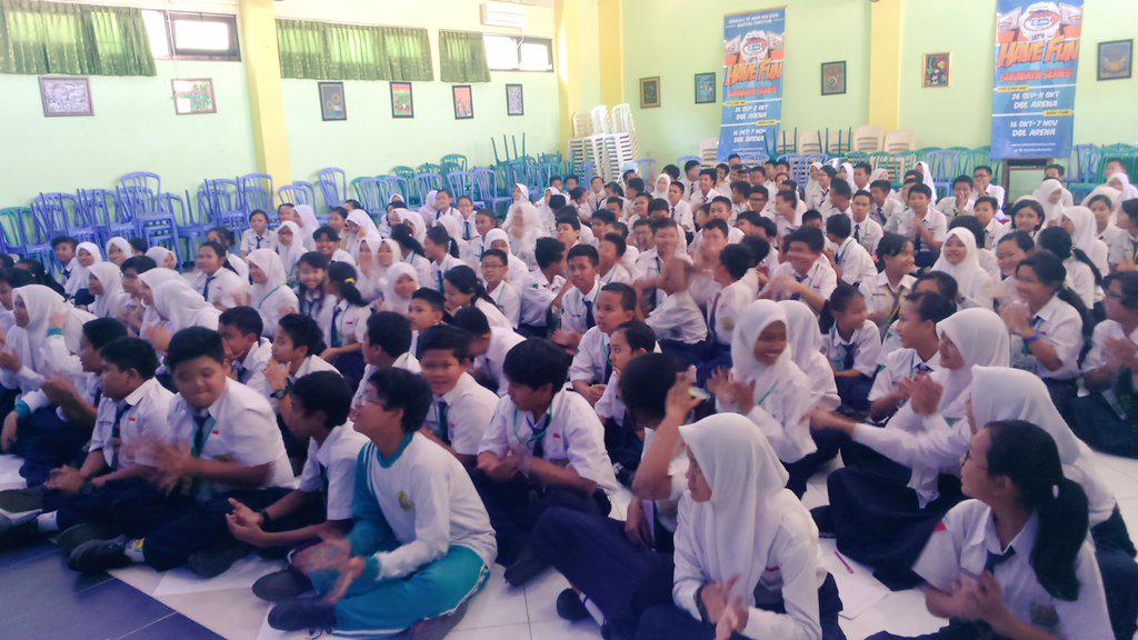 jrblindonesia's tweet photo. Siang ini ruang aula SMPN 3 Surabaya dipenuhi ratusan siswa siswi yg siap dukung tim kesayangannya #JRBL2015 http://t.co/pf0YrSjSt7
