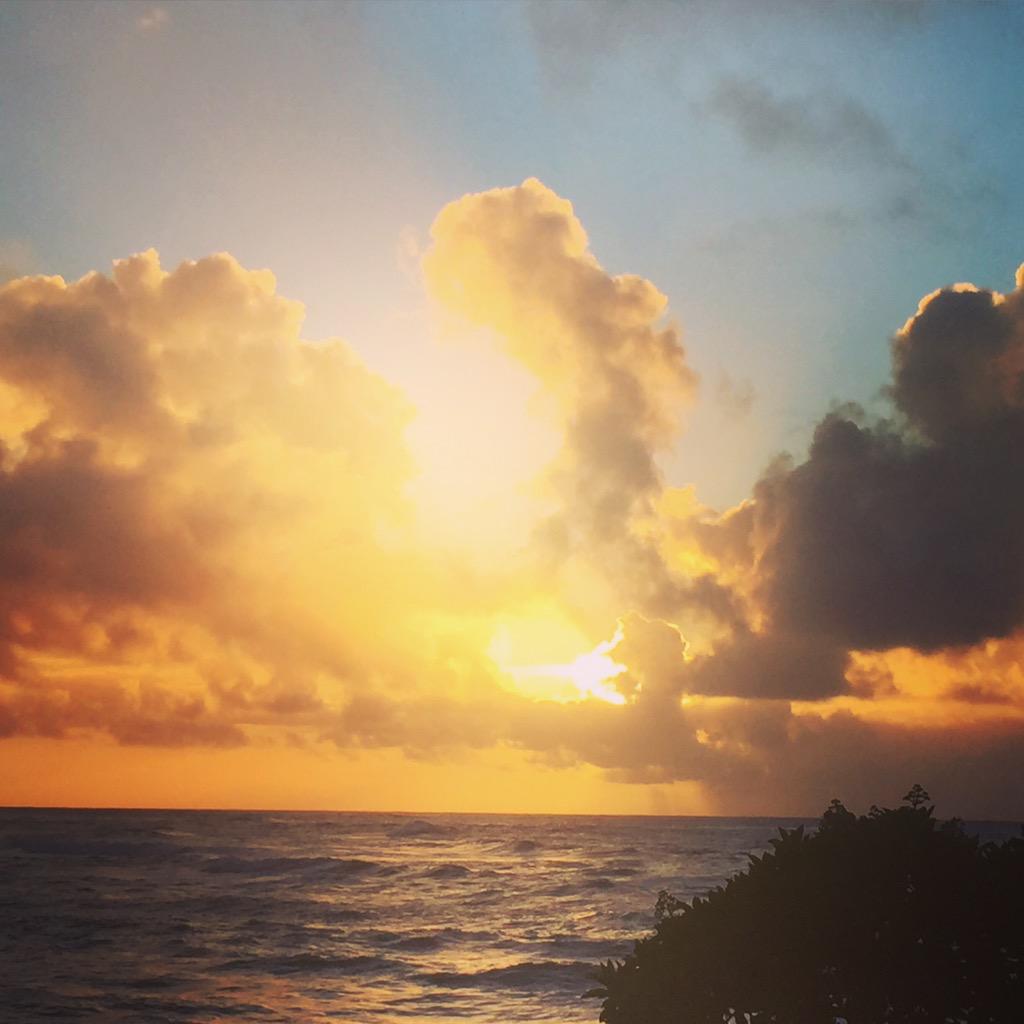 CherylBurke's tweet photo. Goodnight world! #HappyLaborDay #LastDayOfSummer #BestDaysOfSummer #NewSeasonNewChapter 🍁 http://t.co/zlnVugr9H3