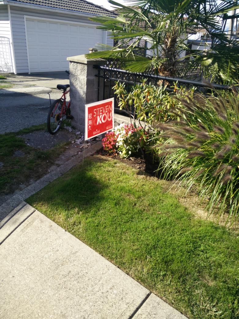 tindao's tweet photo. @steven_kou @liberal_party please ask before you put signs in my lawn.... 
😕😕😕 http://t.co/cwYCcurlPC