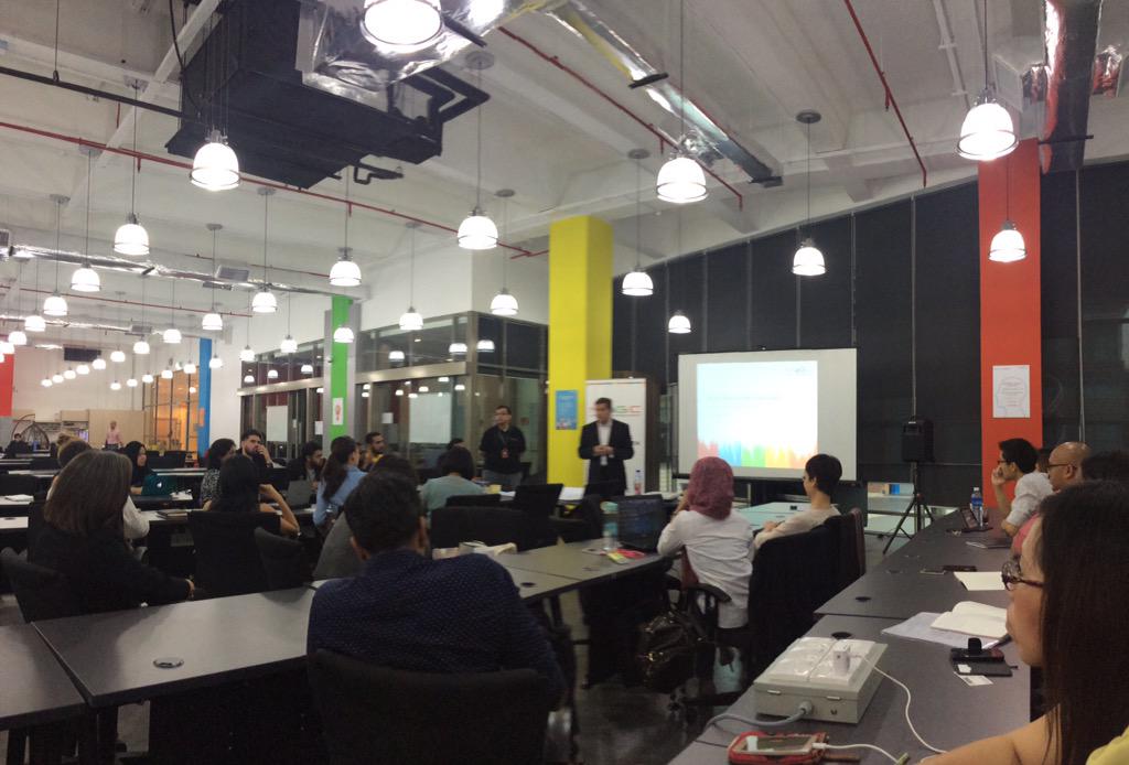berbudiberganda's tweet photo. .@eddierazak @inovasiMY giving his opening remarks at the impact measurement bootcamp @MagicCyberjaya #socialppp http://t.co/vSzMr5aAOu