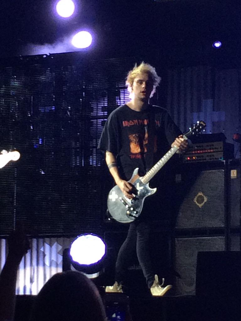 5sosworldalerts's tweet photo. Michael onstage tonight #ROWYSOVABeach || insider http://t.co/4eSyLof2jG