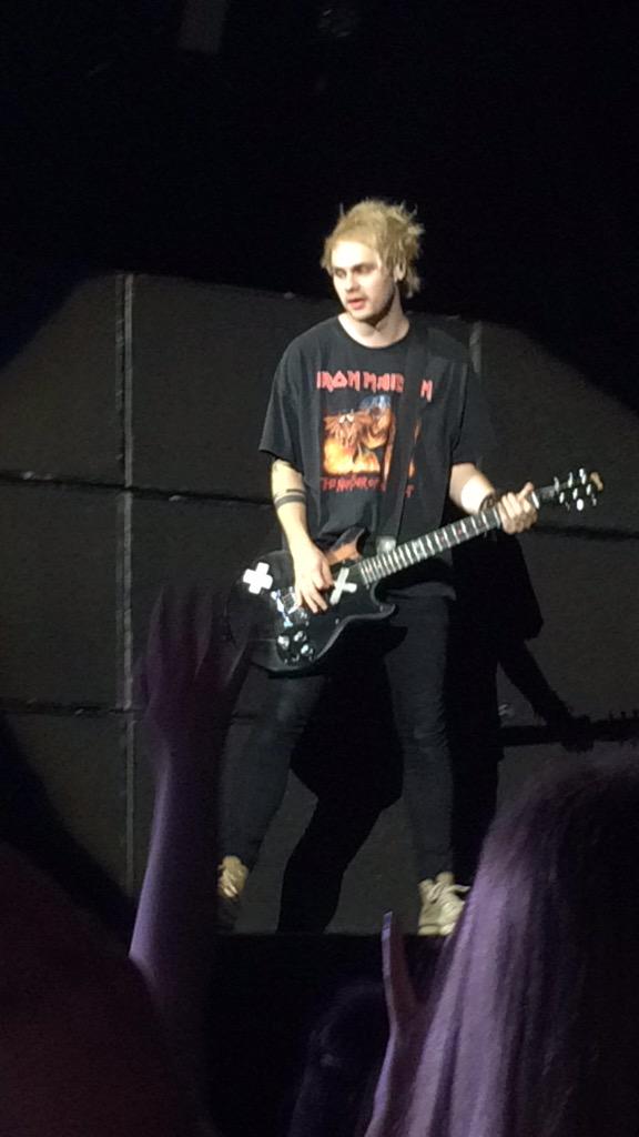5sosworldalerts's tweet photo. Michael onstage tonight #ROWYSOVABeach || insider http://t.co/4eSyLof2jG