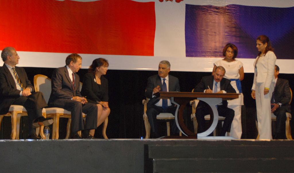 miprd's tweet photo. Firma de pacto de unidad nacional. http://t.co/sOUcOgK5FZ