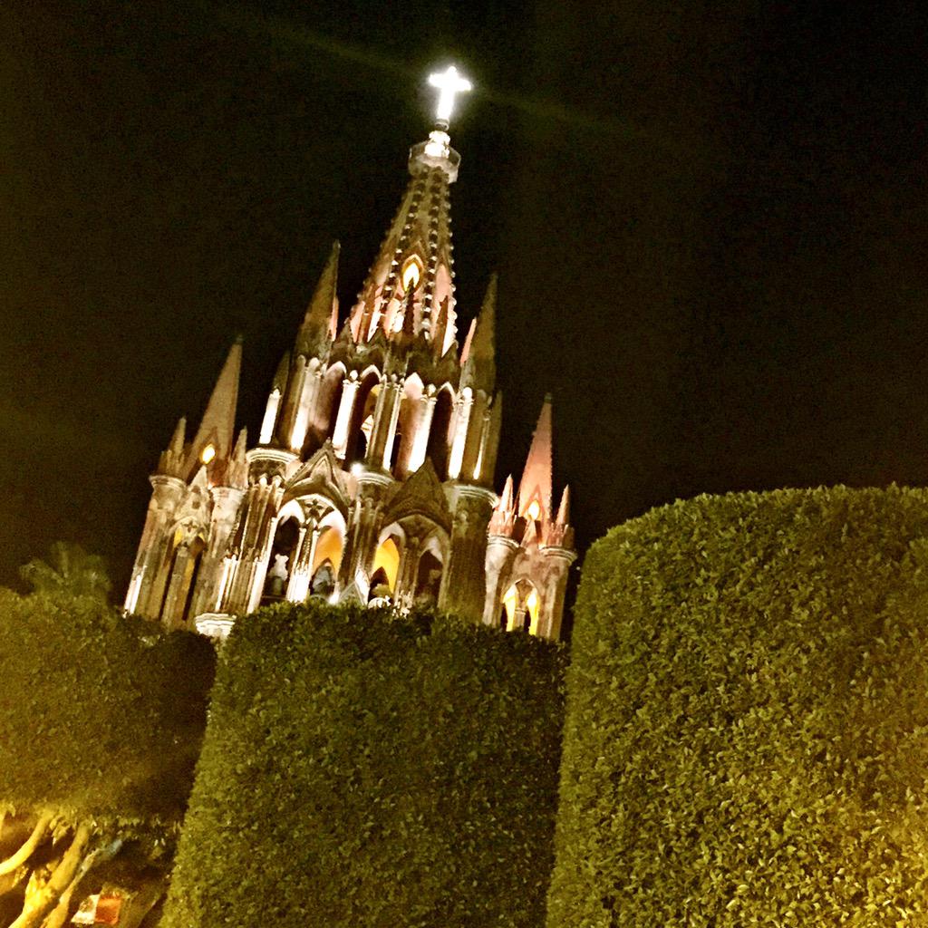 Campanas_SMA's tweet photo. #ParroquiadeSanMiguelArcangel by night seen from #JardinPrincipal #SanMigueldeAllende #Guanajuato http://t.co/R5oKSc6hAz 
via: @carlosmelia