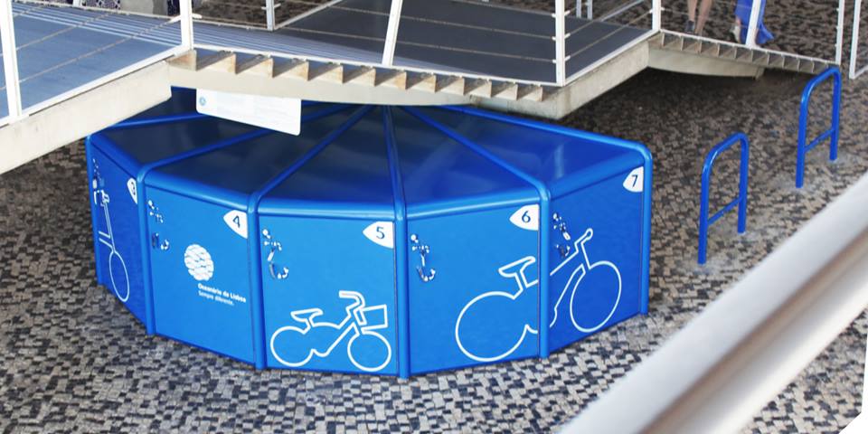 Wonderful bike parking idea @OceanarioLisboa the safest one #safety #Bike #biciway