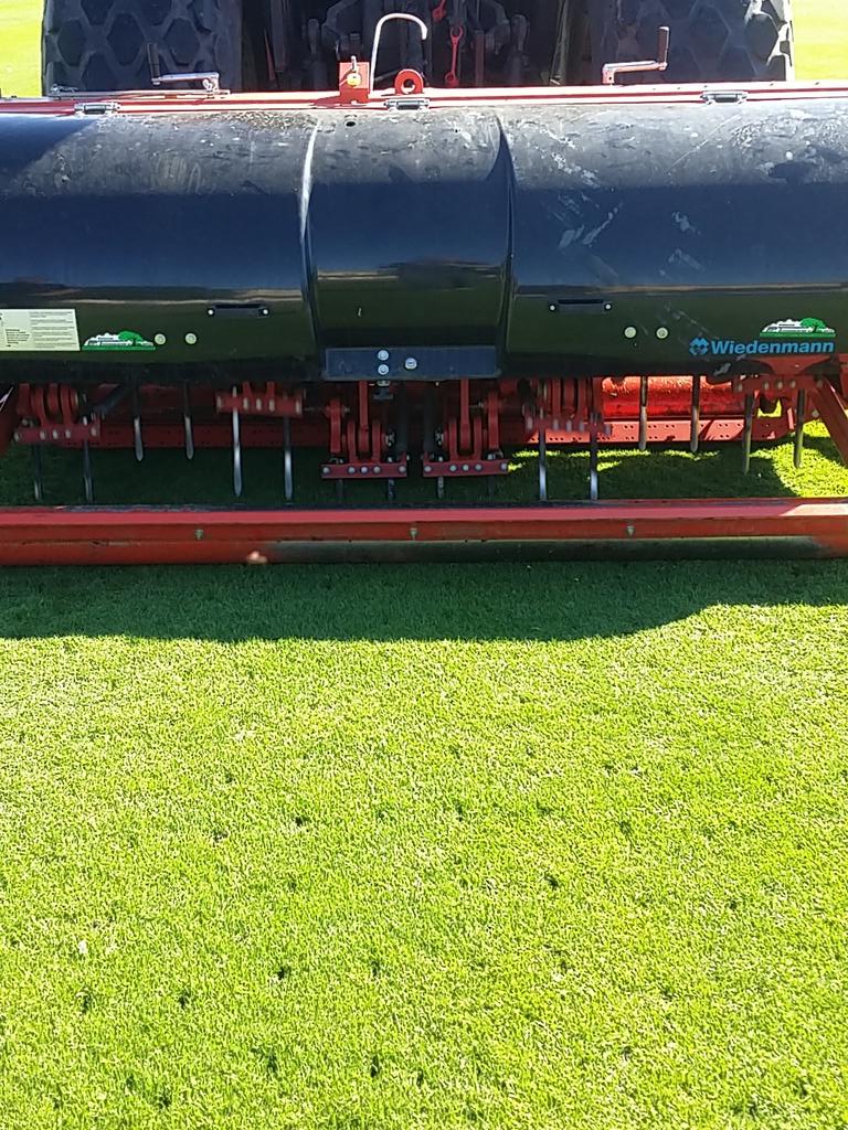 DanielPerkmar's tweet image. Idag kör vi djupluftning av planen. 18 cm djup. #wiedenmann #Djupluftning #grassmasters #greenkeeper #groundsman