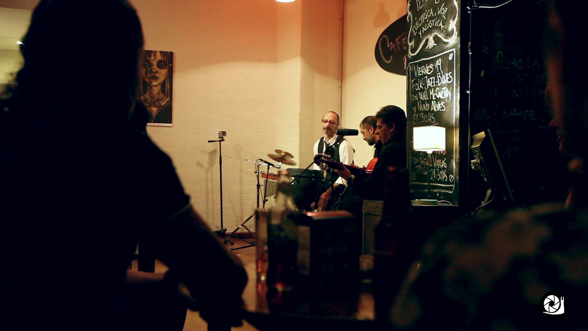 AlBerroProd's tweet photo. Hoy publicaremos el primer video de Rafael Vargas Trío grabado en el @CafeCronopio. Auténtico flamenco en directo! http://t.co/7Uylr33bCi