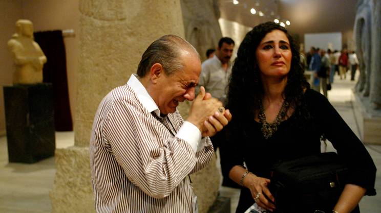 OliverPappa's tweet photo. Commozione di visitatori al museo di Bagdad,in Iraq.Il museo era stato attaccato dall'isis. http://t.co/Xhke00gTEB