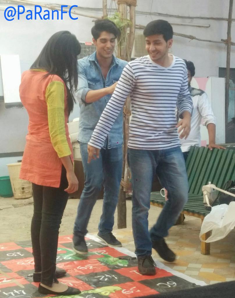 Some BTS fun from the snakes &amp; ladders IV!😊 Aren't they the cutest? #HappyBirthdayParamSingh
Credits- <a href="/sharma_antara/">Antara Sharma</a>😘