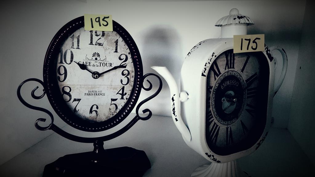 travellingdeon's tweet photo. There comes a time for reflection #timelesscafe #Strand http://t.co/QoA2SO58fd