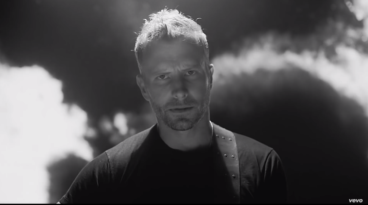 RScountry's tweet image. Watch @DierksBentley's poignant video for the empowering single "Riser." rol.st/1UyDPQf