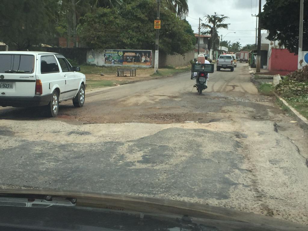 danielabreu's tweet photo. @BlogdoBG @BGApuracao buraqueira em Pium sentindo Natal, há vários dias. O trânsito da volta do feriadão foi um caos. http://t.co/hidOGdV1dz