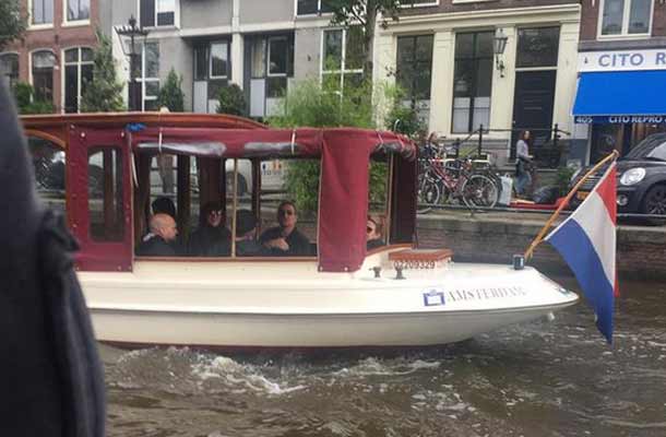 De band <a href="/U2/">U2</a> geniet van een rondvaart in #Amsterdam. tvgids.nl/U2_geniet_van_…