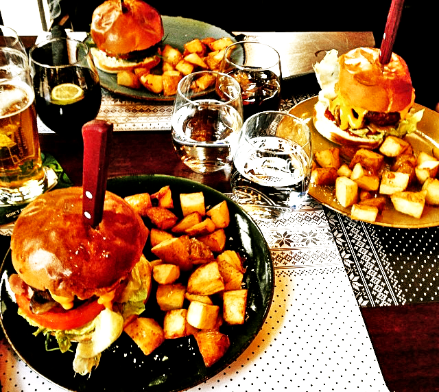 Agroknow's tweet photo. Burgers στην Αθήνα? Στο γείτονά μας #BarBaraQue: Εμείς ετοιμάζουμε ένα νέο app, το #Foodakai http://t.co/xZn4F5BYmu http://t.co/afgauchIO3