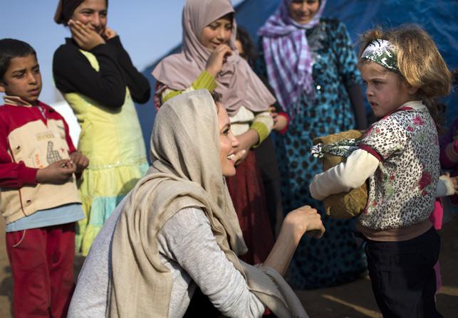 VogueSpain's tweet photo. [VOGUE NEWS] Angelina ha hablado. La carta de la actriz sobre la crisis los refugiados, aquí http://t.co/KJmNs8QXyC http://t.co/79VZwp7Jdf