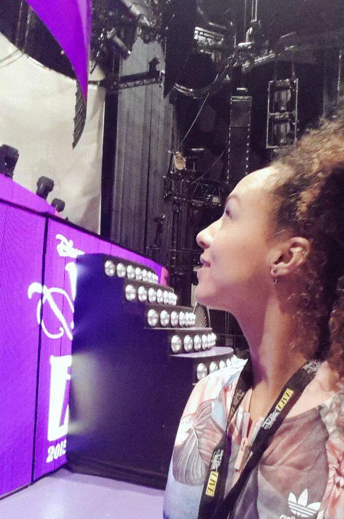 Tinistass_Chile's tweet photo. [FOTO] Yosy Machado antes del show en Venecia! #ViolettaLive http://t.co/sTYnIi1947