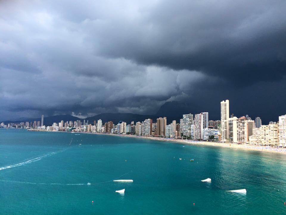 Así pintaba el cielo en #Benidorm a mediodía, impresionante. Que llueva pero poco a poco que falta nos hace.