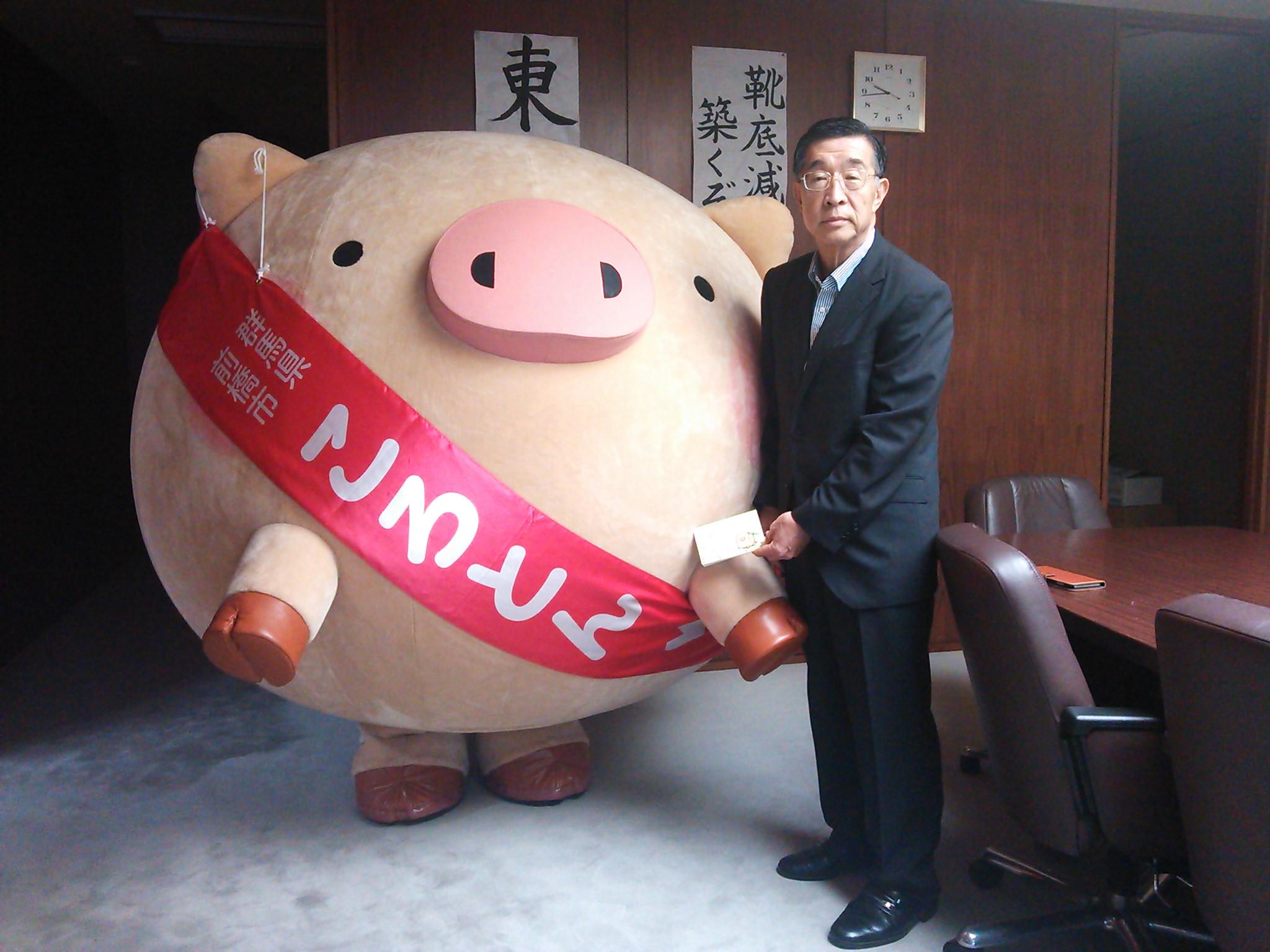 ころとん 公式 前橋市キャラクター 今日は ゆるキャラグランプリ のｐｒに東和銀行へおじゃましたころ 通帳には ころとん を使用していただき嬉しころ 吉永頭取にもお会いできて光栄だころ 東和銀行のみなさん 今日はどうもありがころ