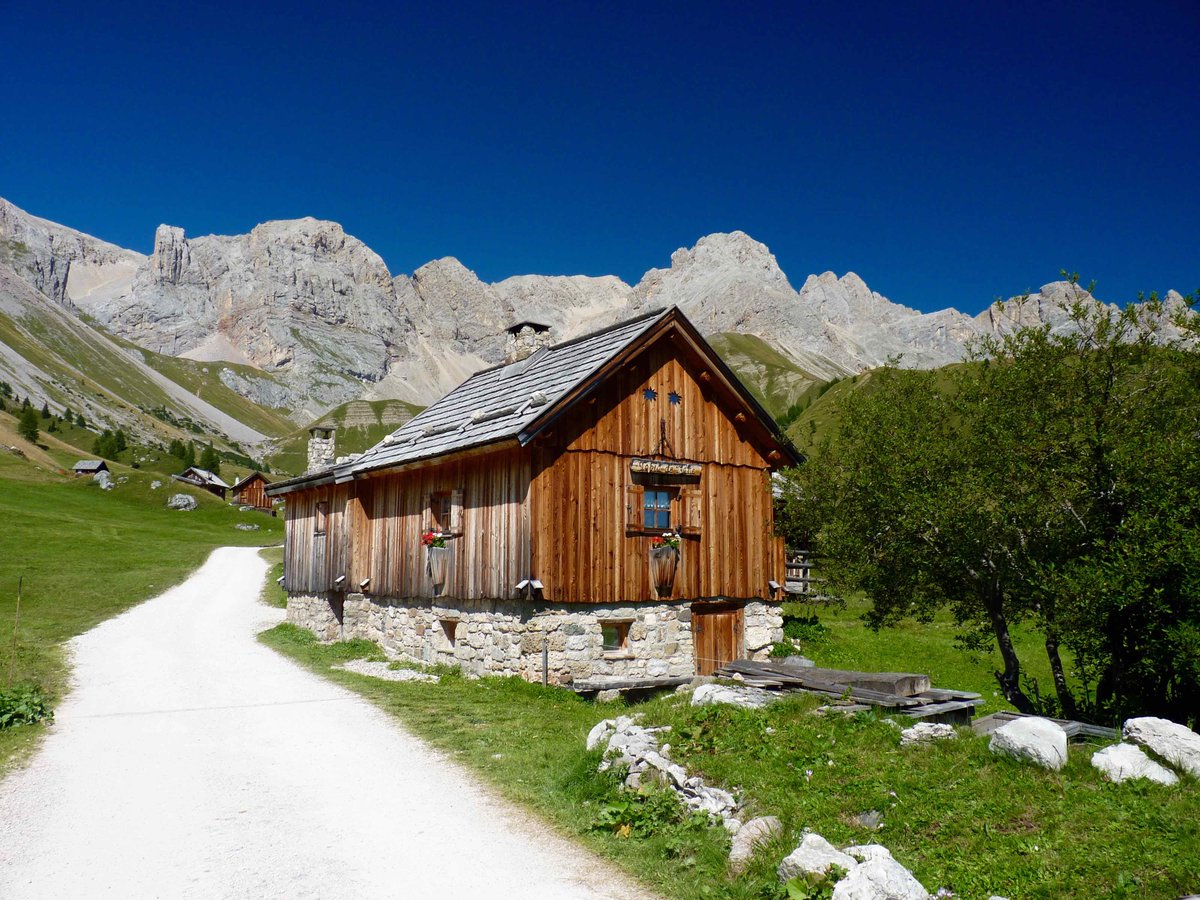 La strada verso la splendida conca di #fuciade, raggiungibile anche coi #bambini in passeggino! #dolomiti, #trentino
