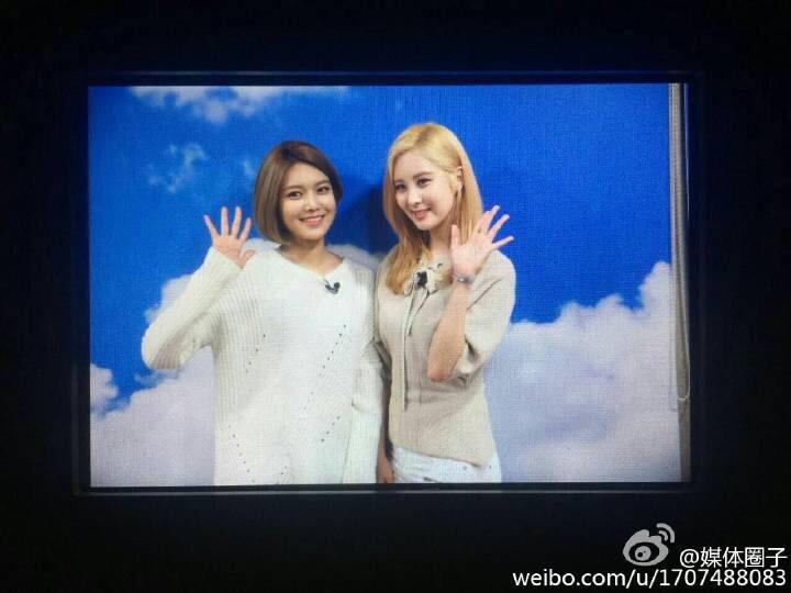 [PIC][08-09-2015]SooYoung và SeoHyun ghi hình cho chương trình "Jiangsu Channel" COYs3qsUYAAYuTz