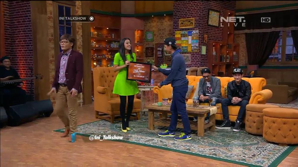 Duosolpet's tweet photo. Hanya dgn sisir, bisa menghasilkn 1jta kreatif bgt nich 😊 @Ini_Talkshow #IniTalkshowNET_SURYA http://t.co/Fyru64FPBz