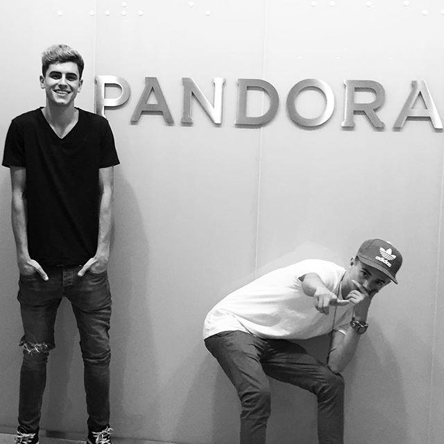 Jack Gilinsky na Instagram: \"Happy 10th bday Pandora!\" 