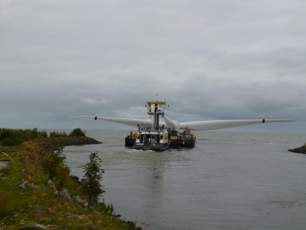 Westermeerwind's tweet image. Rotor met diameter van 108 meter onderweg naar bouwlocatie #Westermeerwind