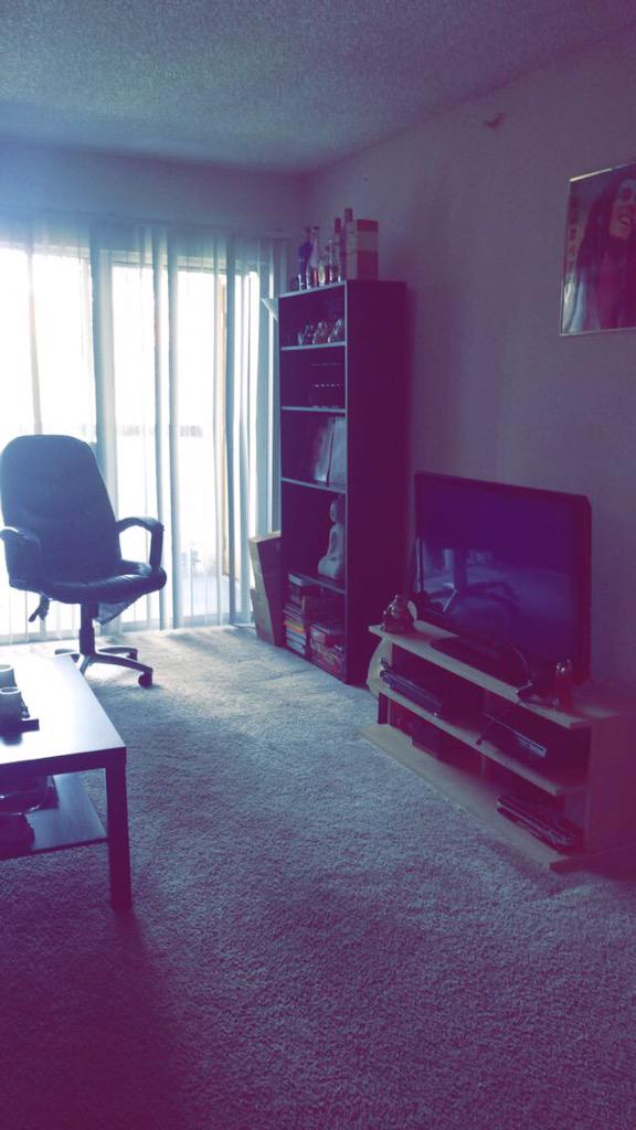 Cannabis_Candi's tweet photo. My living room >>>> #finallyunpacked http://t.co/xqN4rhoA2P