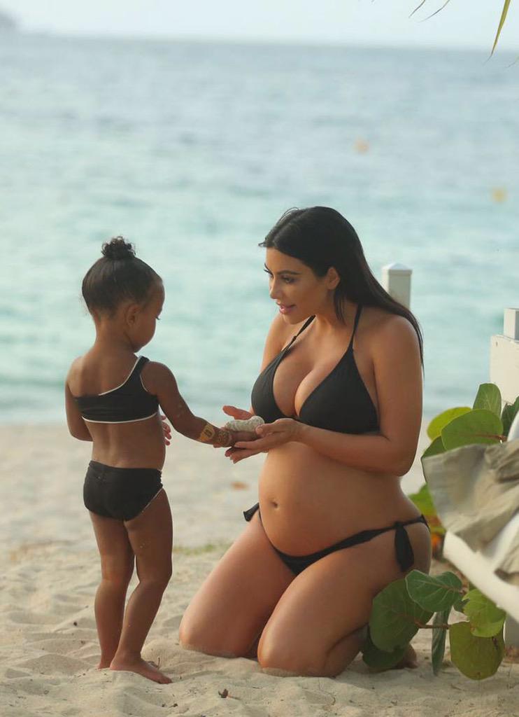 KimYeWestDaily's tweet photo. @KimKardashian &amp; North 👑 http://t.co/VDAHLu0IgJ