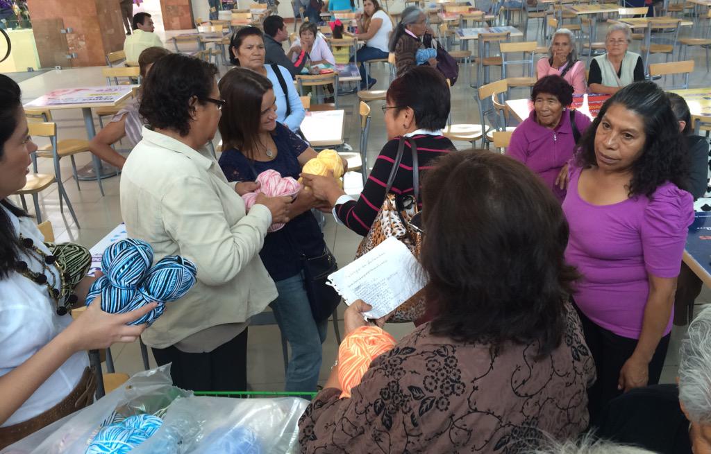 TrueQMx_Puebla's tweet photo. Entrega de los primeros estambres para empezar a tejer las bufandas para donar este invierno. @TrueQMx @Tjexellos 👏🏽 http://t.co/4p5375HDqS