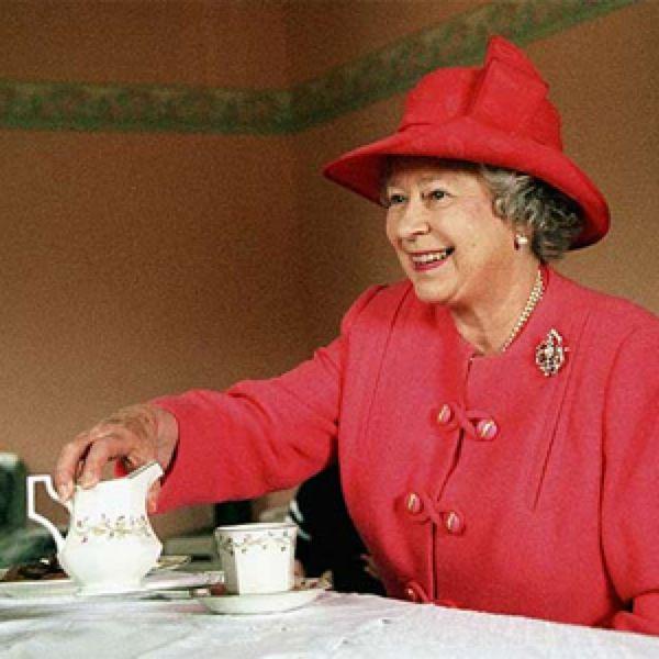 A #tea with the #queen: il #bonton per un #tè a <a href="/BuckinghamofUK/">BuckinghamPalace</a> .Scopritelo qui: bit.ly/1NZsRPA