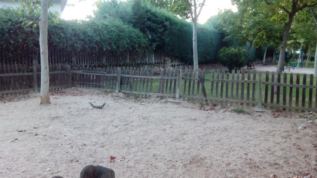LuchiSirvent's tweet photo. Hace una par de semanas solicite que se arreglara el parque de perros de la calle Paloma y sigue igual..@AytoBrunete http://t.co/y29tu6xyro