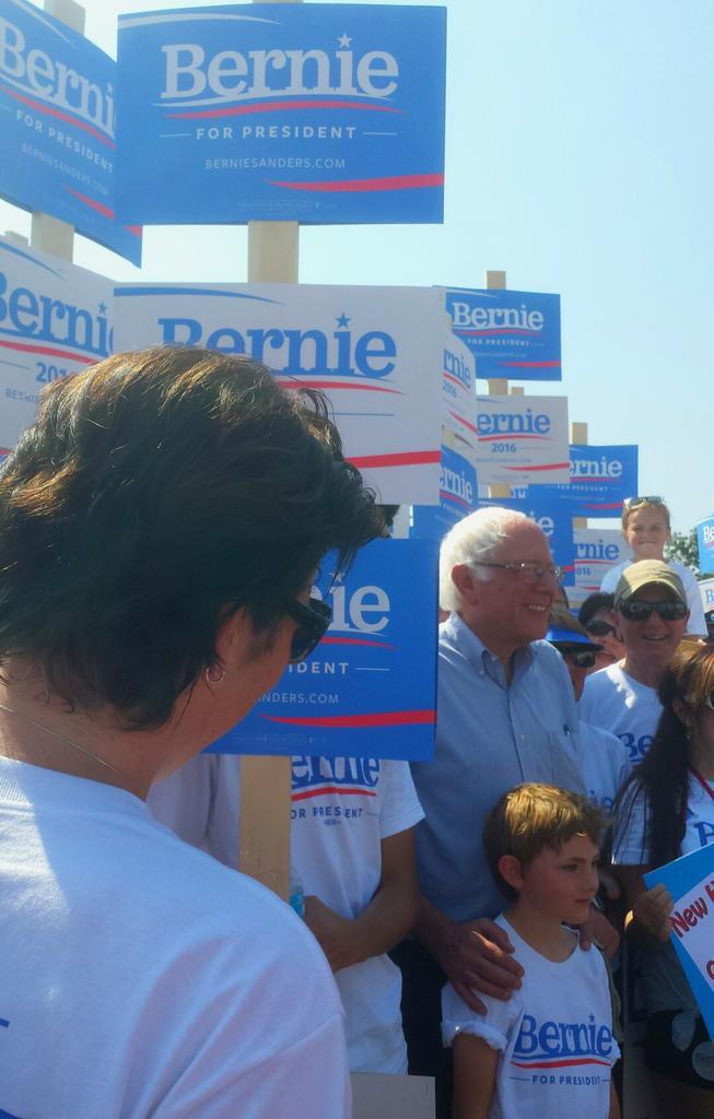 BernieStudents's tweet image. Happy Birthday to the next president of this nation @BernieSanders. A true visionary and inspiration for students.