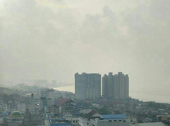 IklanBalikpapan's tweet photo. Sikon | Balikpapan berkabut asap, gunakan masker, hati-hati berkendara, Foto: IG @fhiandlezzano http://t.co/gcHR6NjTa4
