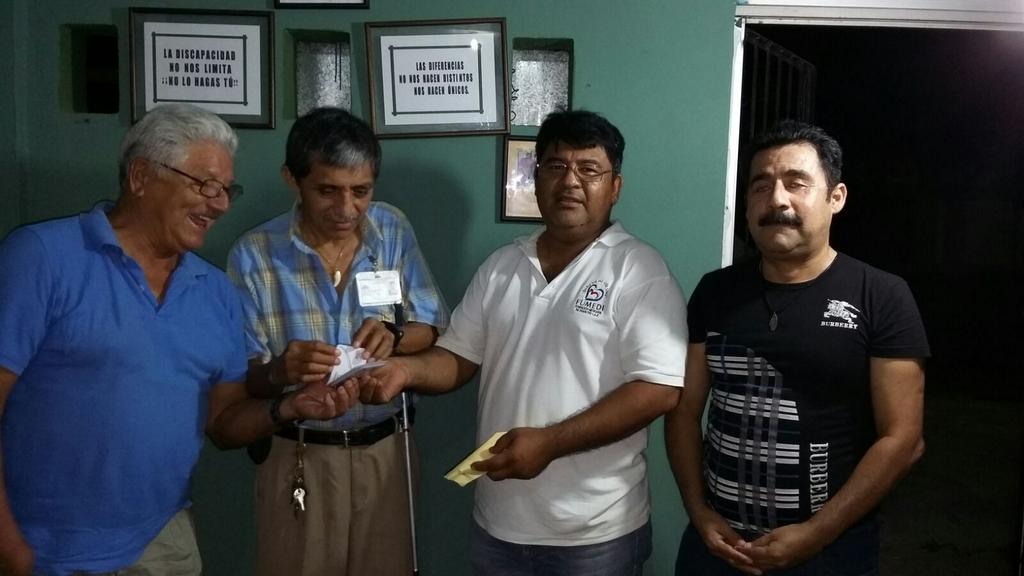 fumedi's tweet photo. Se hizo la.entrega  el.Q. Faustino Ordaz de las credenciales de afiliacion a la.asociacion de invidentes de Chetumal. http://t.co/K94Iww4d3x