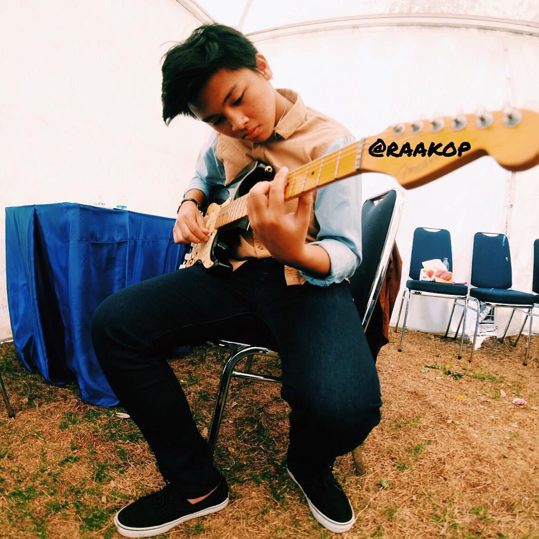 AloversBWS__'s tweet photo. roo 😍🎸 http://t.co/ubTzSJTOzP