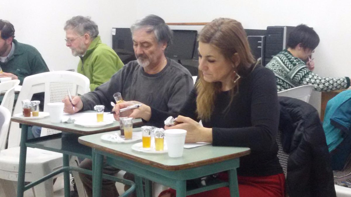 CAPECeqs's tweet photo. Análisis sensorial de mieles @INTIargentina #ApiTec @chubutciencia @damvillan @RPMEsquel @MuniEsquel @UCAR_MAGyP http://t.co/4tOEUbJuSJ