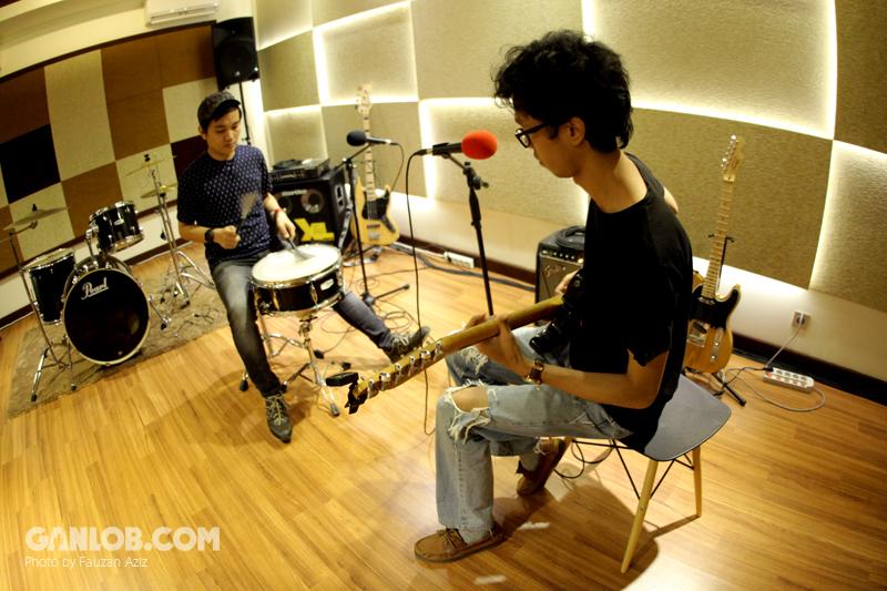 ganlobcom's tweet photo. Dua Pintu, duo yang serius dalam musik Folk http://t.co/USFfhDhQ52 #ganlobmusik

cc @duapintumusic http://t.co/Bduqp6C7LU