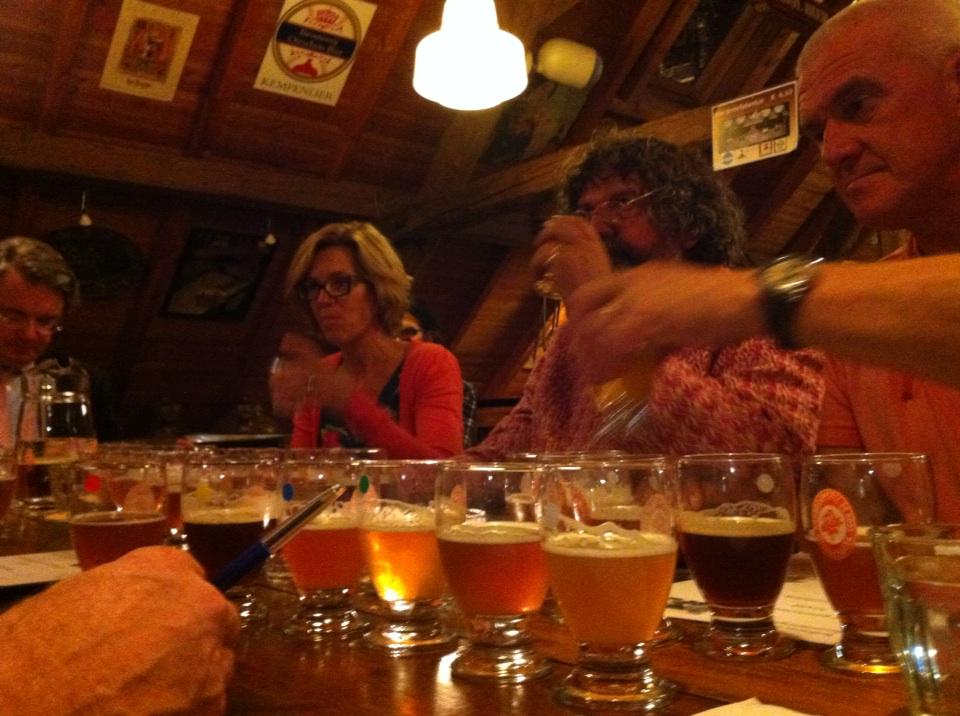 TomTacken's tweet photo. De 6 lekkerste bieren van #Brabant staan op tafel. #blb15 http://t.co/EgXDg6RDx1