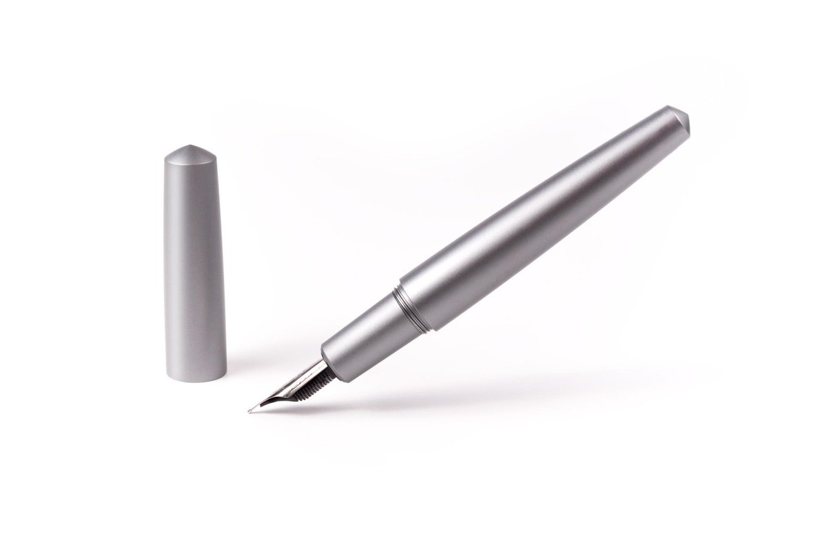 namisu_studio's tweet photo. Nova minimal fountain pen on #Kickstarter. Simplicity is the ultimate sophistication. http://t.co/Mih1HiOrxK http://t.co/tfANtADhe0