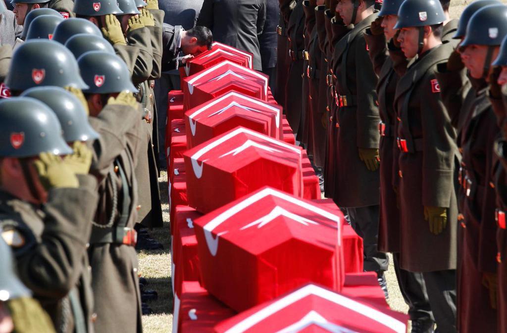 kaymun2015's tweet photo. Evladının acısına uyuyamayan anneler, bir habere muhtaç babalar... Dualarımız şehitlere mekanları cennet olsun! http://t.co/R9NuI3yT9v