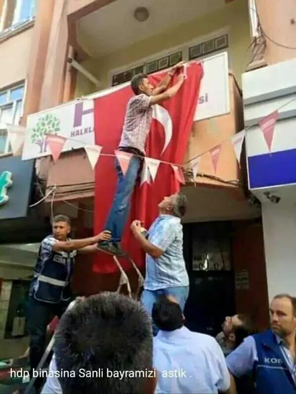 SlemaniTimes's tweet photo. Turkish police officer seen helping Turkish nationalists attack a #HDP office moments before it goes up in flames. http://t.co/mCYqjy4IkT