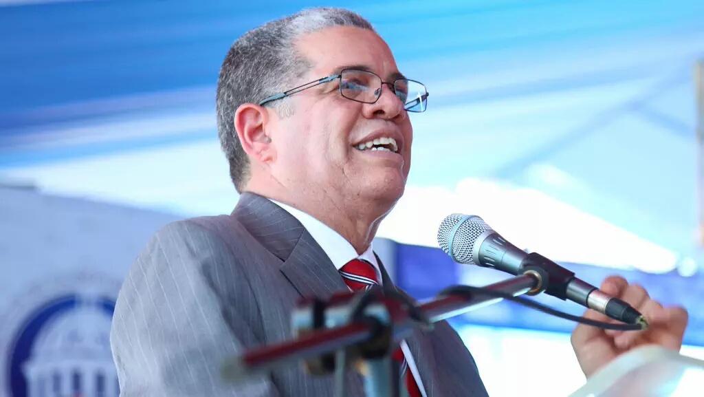 luchy1017's tweet photo. Palabras centrales del acto, a cargo de Amarante Baret, ministro de @MinerdDO. #MásAulasSantiago #DMRedesSociales http://t.co/vlFCr4sAlA