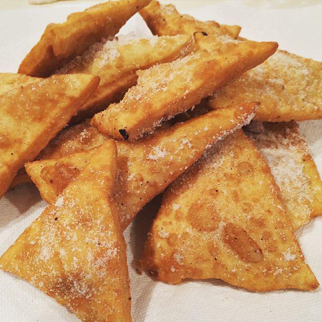 Uh yeah, Anna fried up a batch of homemade sopapillas just now. #deepfrieddough #amreading… ift.tt/1NgGloy