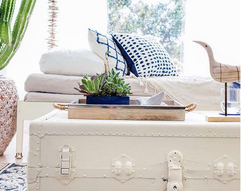 BHGRealEstate's tweet image. #Upcycle that old trunk into a trendy coffee table! Get inspired by designs from @Decoist - bit.ly/1JRlSUR