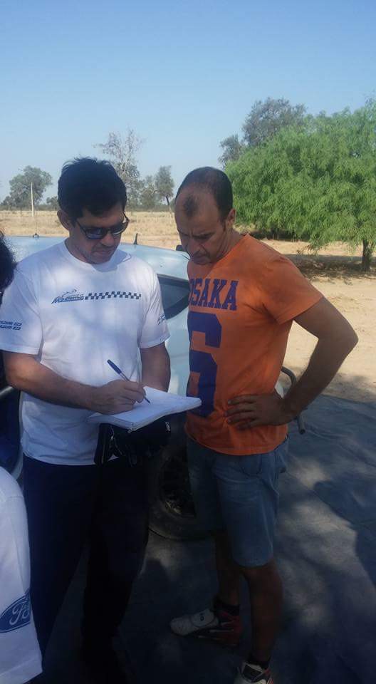 pepomatiauda's tweet photo. Miki Zaldivar poniendo a punto el Fiesta R5  con la ayuda de Pons, en Paraguay se corre el Transchaco #SafariSpec http://t.co/agS4YFdLNb