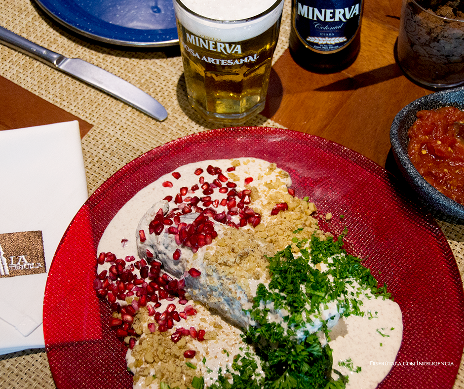 Dos grandes de México: Chile en Nogada y Cerveza Minerva. Puedes encontrar este manjar en <a href="/LaTequilaGdl/">La Tequila</a>