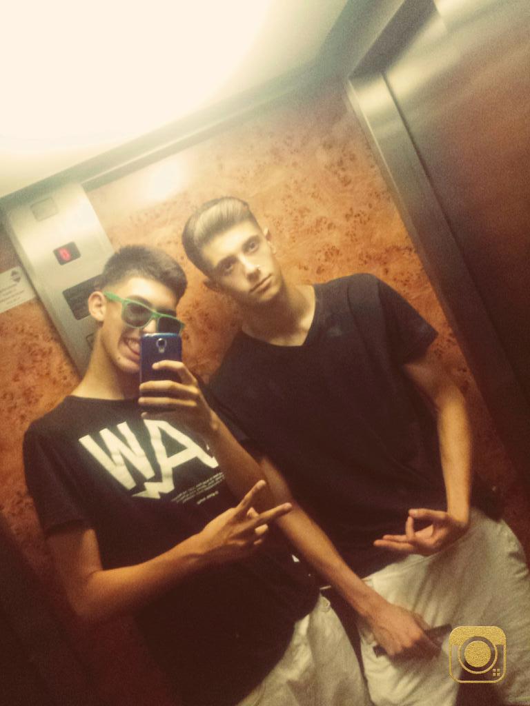 Mejor perder el tiempo con amigoos que amigos coon el tiempoo 👬🎭😆
