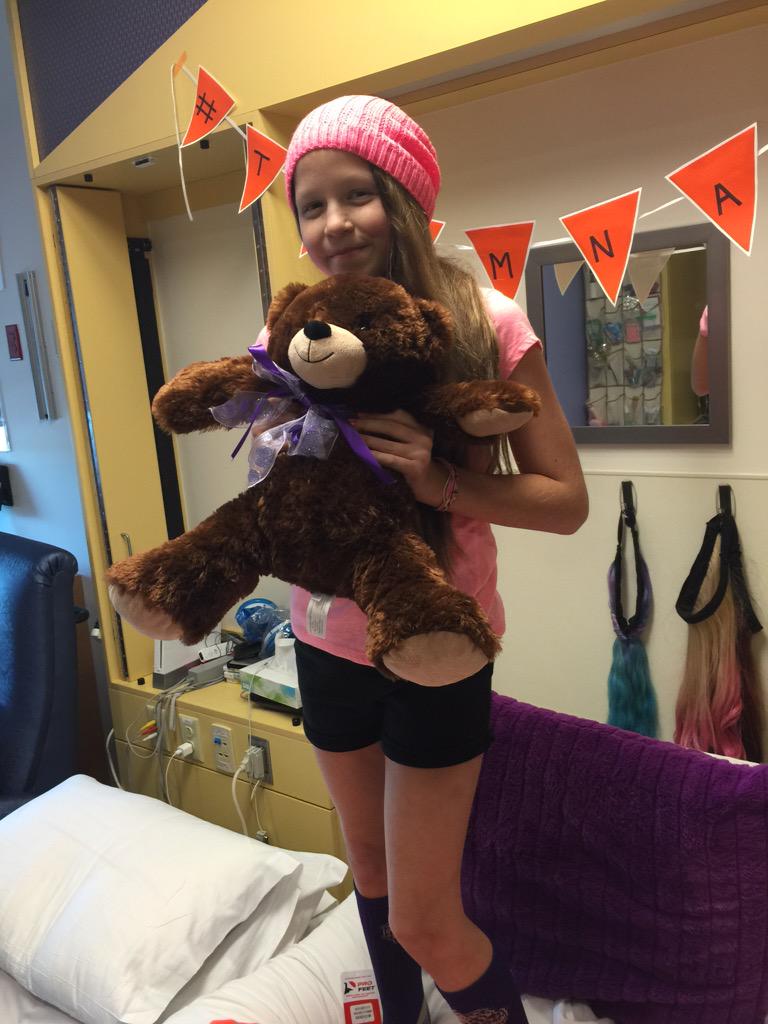 QC_football's tweet image. What&apos;s sweeter than football boys showing love to a cute, little girl?! We&apos;re so glad we got to visit Naomi Oakes!